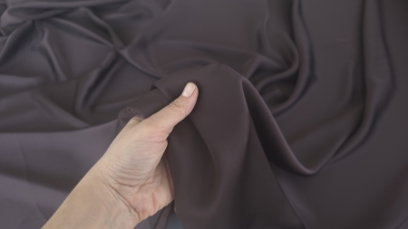 saten dublu fata dark chocolate cu elastan tinut in mana falduri largi