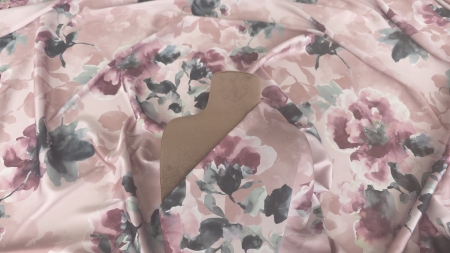 satin imprimat cu flori pe manechin fond roz pudrat flori bordo gri-albăstrui