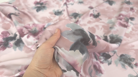 mână care ține satin imprimat model floral roz pudrat flori bordo și gri