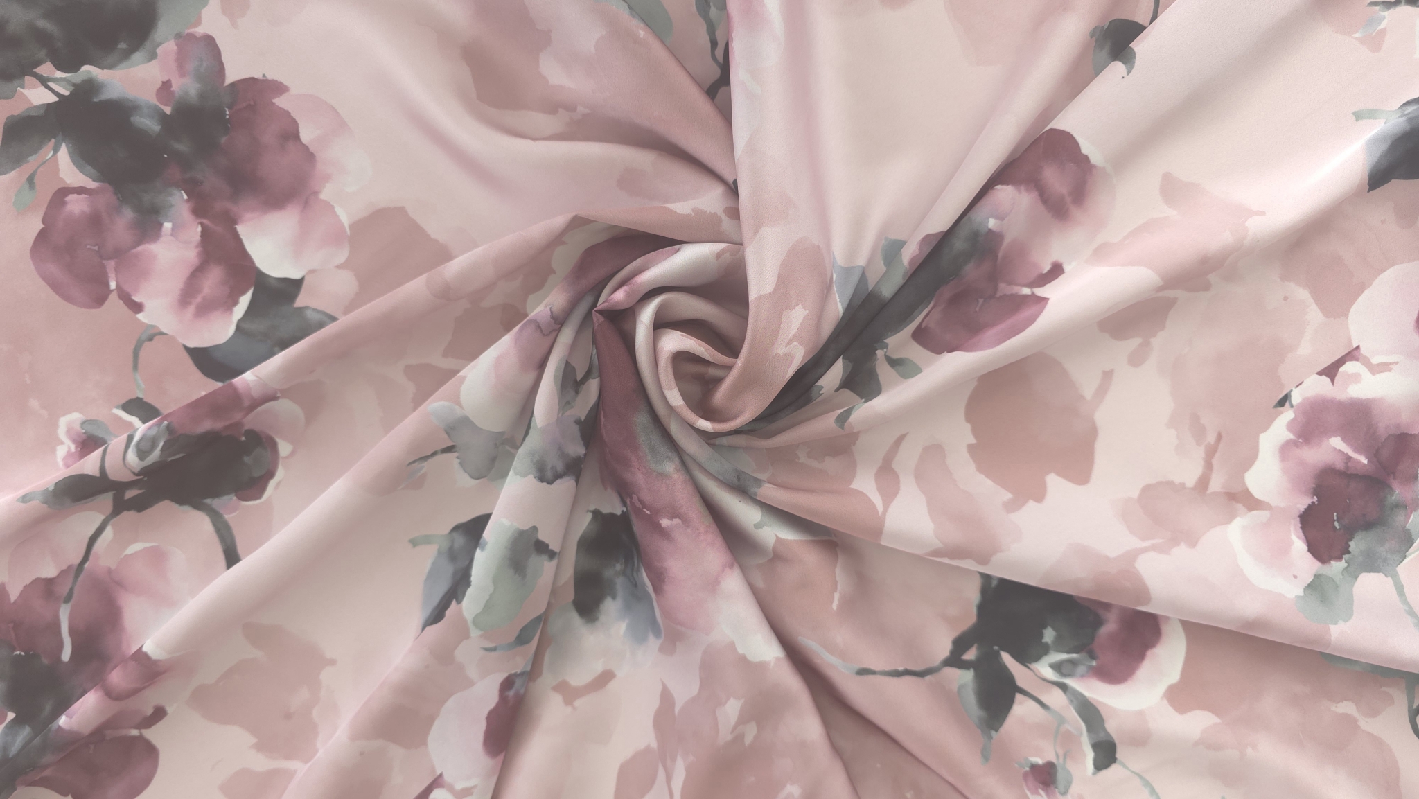 satin imprimat model floral răsucit în spirală fond roz pudrat flori bordo