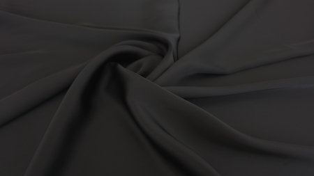 spirala stransa material negru satinat falduri radiante suprafata uniforma