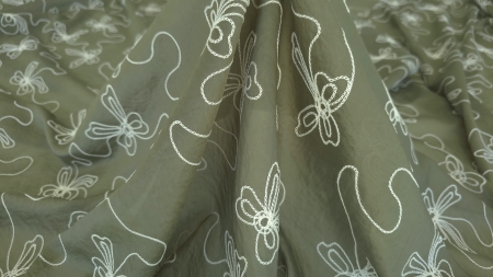 tesatura olive cu falduri verticale broderie alba distribuita uniform