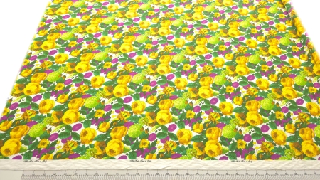 Brocard cu imprimeu floral din bumbac verde mov galben cod PCS127 EV34 întins pe masă lângă riglă