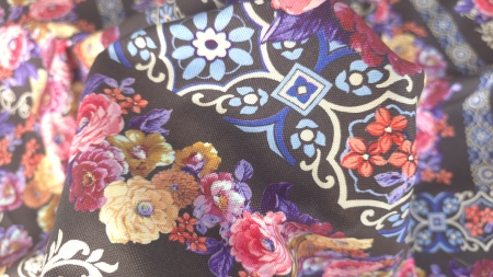 Detaliu de bordură albastră cu medalioane florale albe pe fond negru