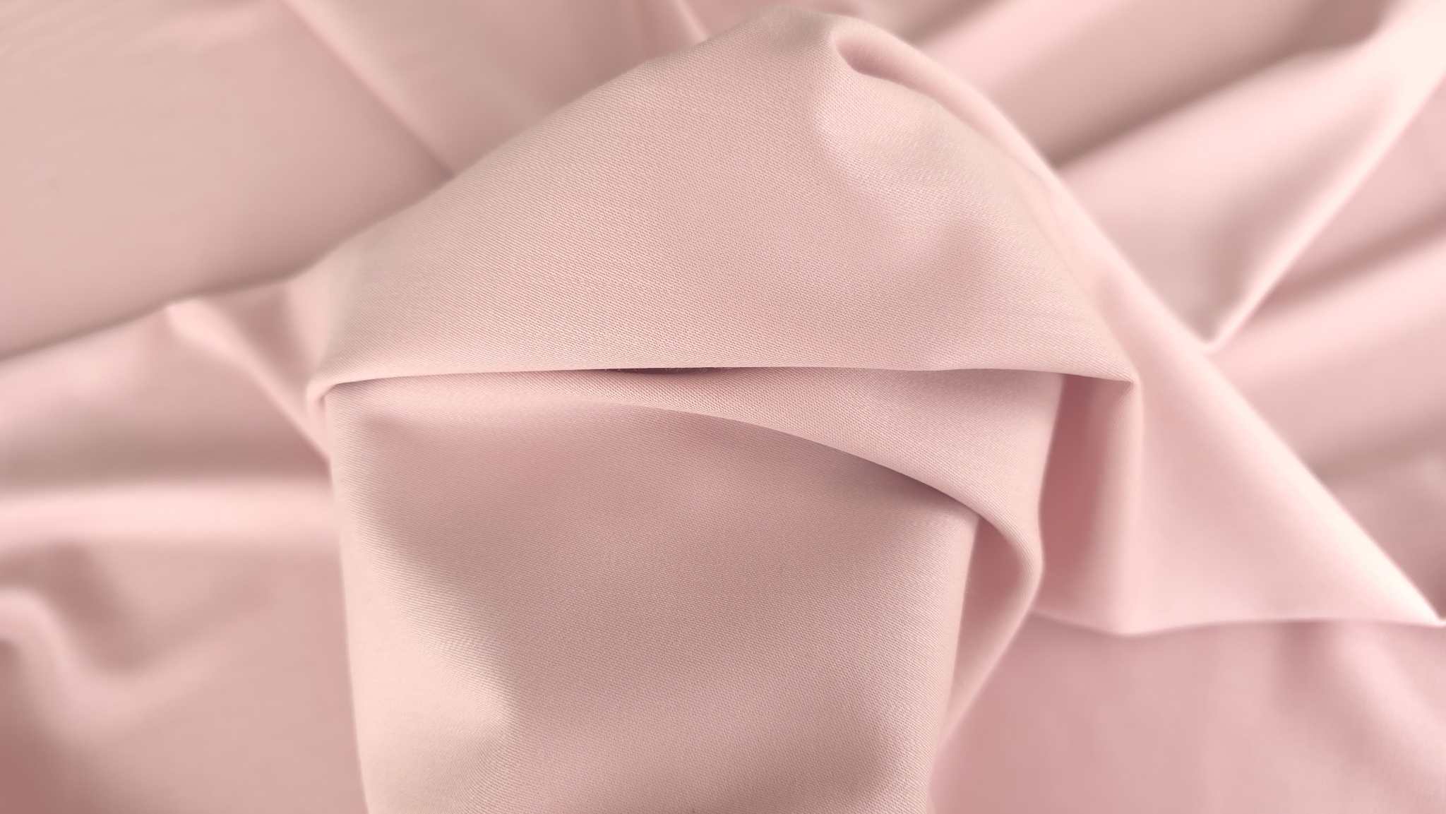 Detaliu tesatura powder pink cu fata satinata si fata cu diagonala fina