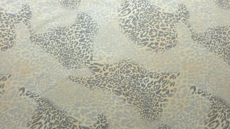 Imprimeu leopard gri și auriu pe fond crem luminos