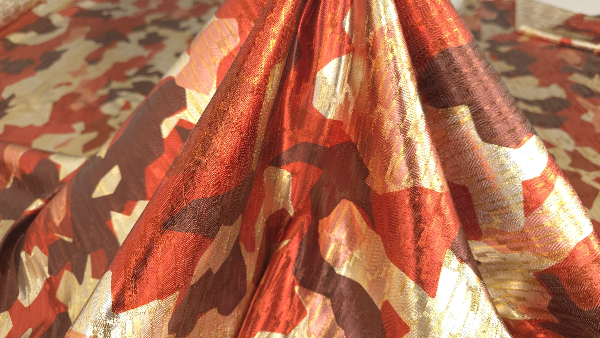 Jacquard multicolor cu matase naturala metalizata cu model camuflaj rosu si auriu