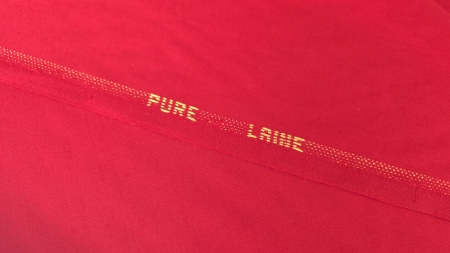 Margine tesatura rosie cu selvedge auriu si inscriptie Pure Laine