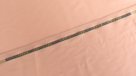 Margine țesută cu inscripție Made in Italy Satin Double Face Stretch pe fond roz piersicuta