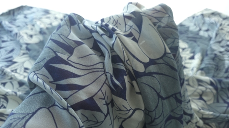 Material intins pe mana pentru a arata modelul floral dispus pe toata suprafata