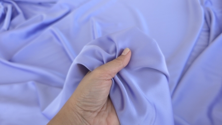Pliuri moi lila strânse în mână cu tușeu neted