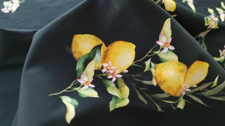 Poplin subțire din bumbac cu model floral și lămâi pe fond negru