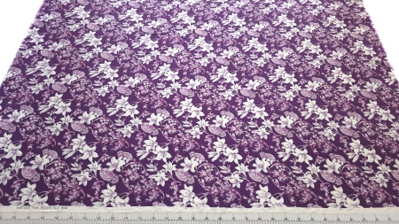 Satin din mătase naturală cu imprimeu floral alb cod PCS129 EV61D întins pe masă lângă riglă