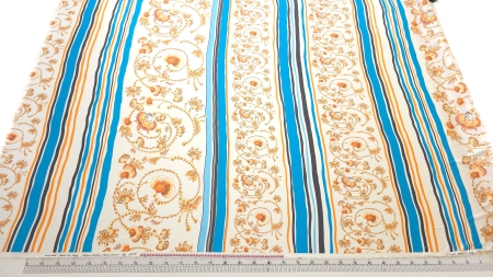 Satin elastic din mătase naturală cu imprimeu baroc marin multicolor cod PCS126 EV61D întins pe masă lângă riglă