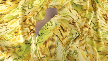 Satin elastic multicolor drapat pe manechin cu pene galbene și verzi