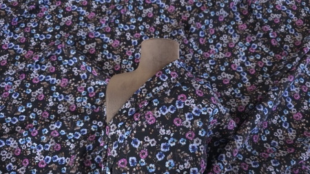 Satin floral pe fond negru drapat pe manechin cu pliuri late