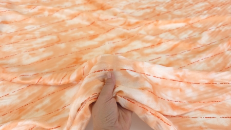 Satin imprimat cu dungi pictuarale din matase naturala prins in mana peste falduri