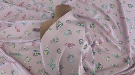 Satin lila cu imprimeu bijuterii drapat pe manechin cu falduri largi