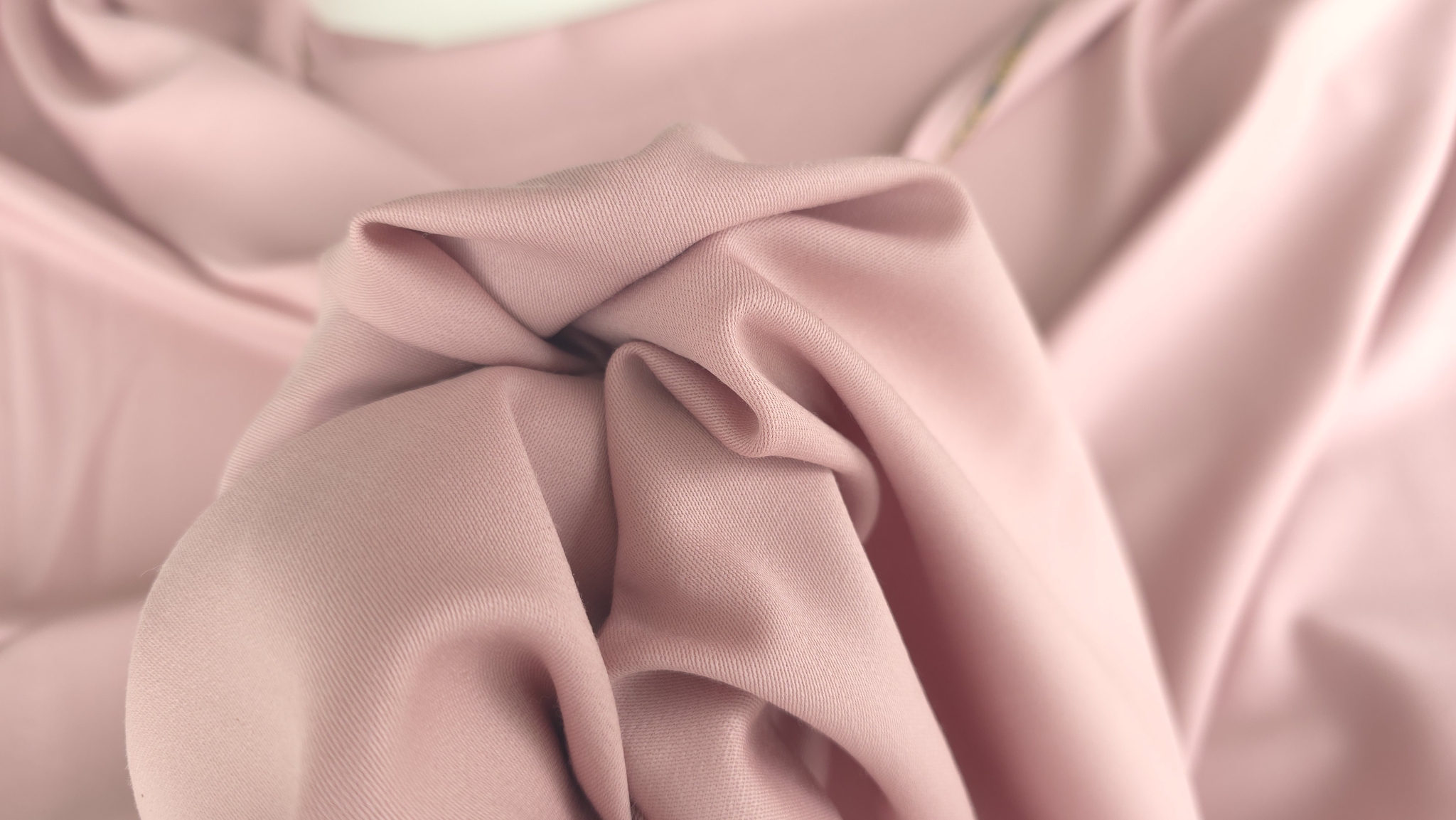 Stofa bistretch powder pink din lana virgina cu falduri moi si diagonala fina
