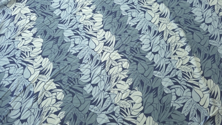 Suprafata materialului fotografiata plat pentru a evidentia intreg desenul floral
