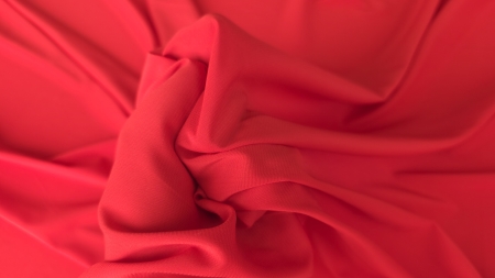Suprafață roșie intensă cu drapaj neted și margine ușor destrămată