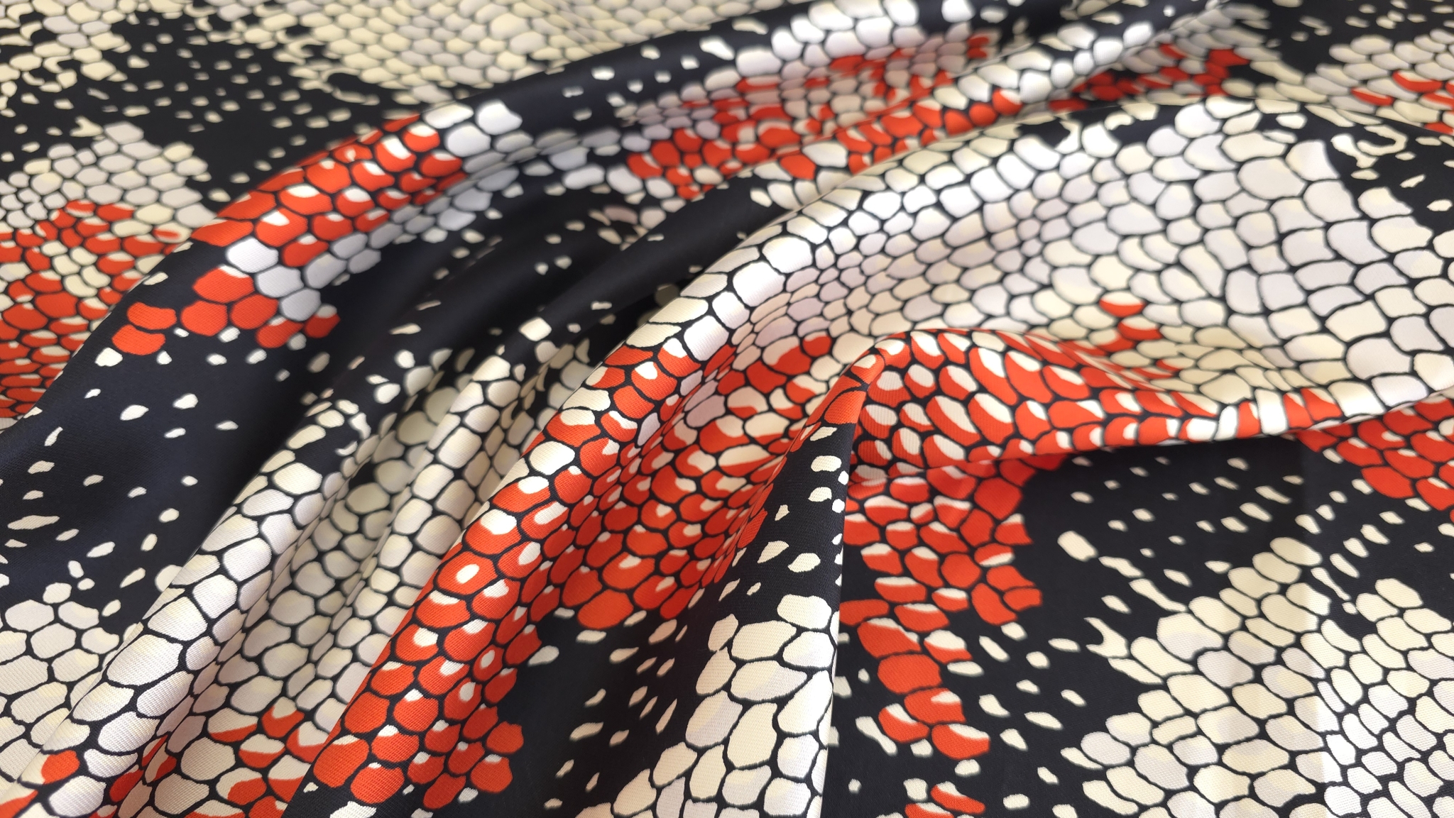 Twill cu imprimeu de sarpe din matase naturala negru rosu crem Picasso Textile