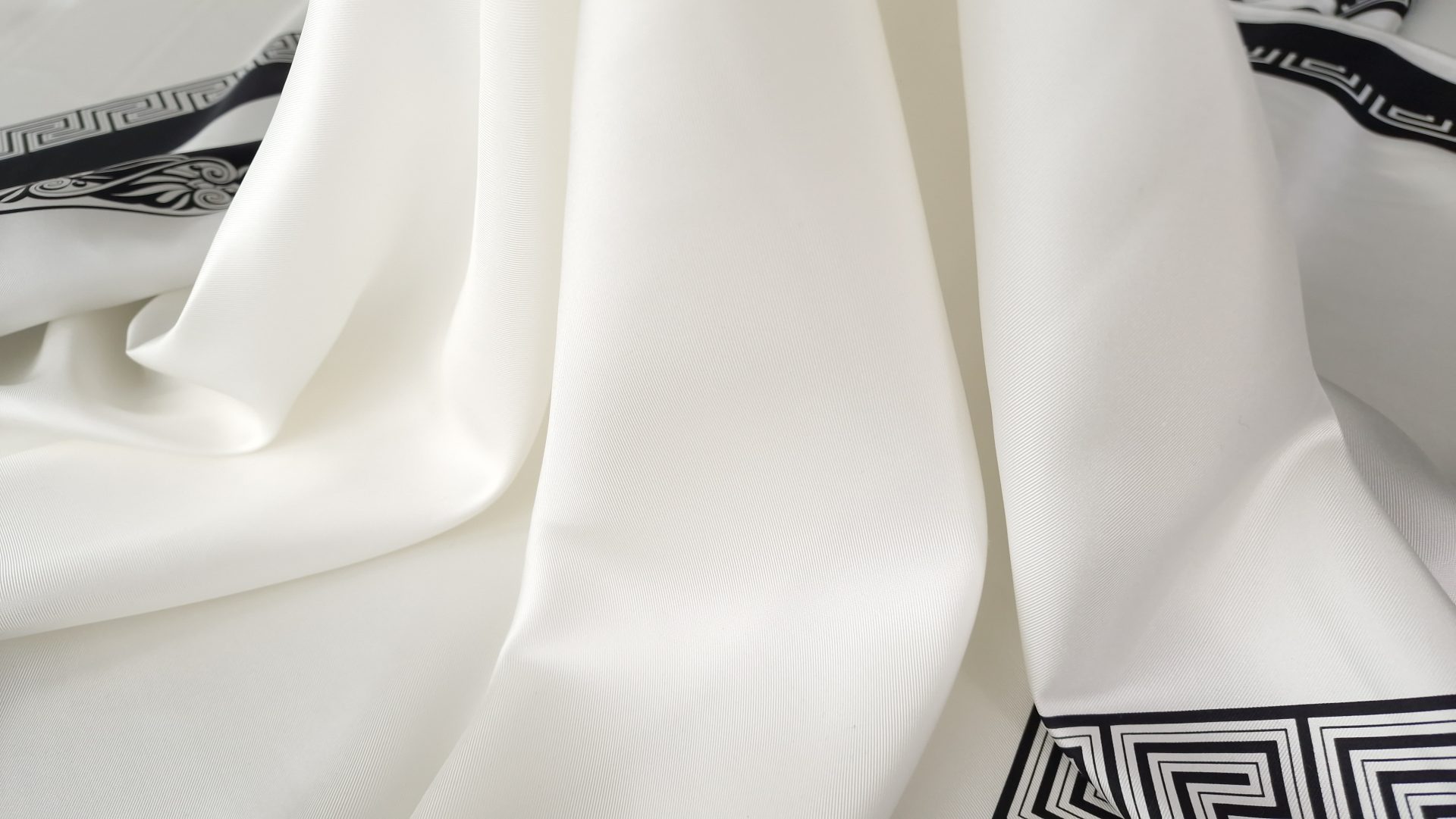 Twill din mătase naturală Interlocking design ivoire cu chenar negru