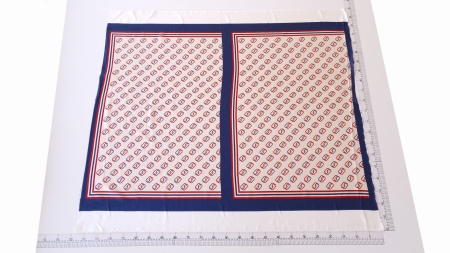 Twill din mătase naturală model imprimat monogramă roșu și bleumarin