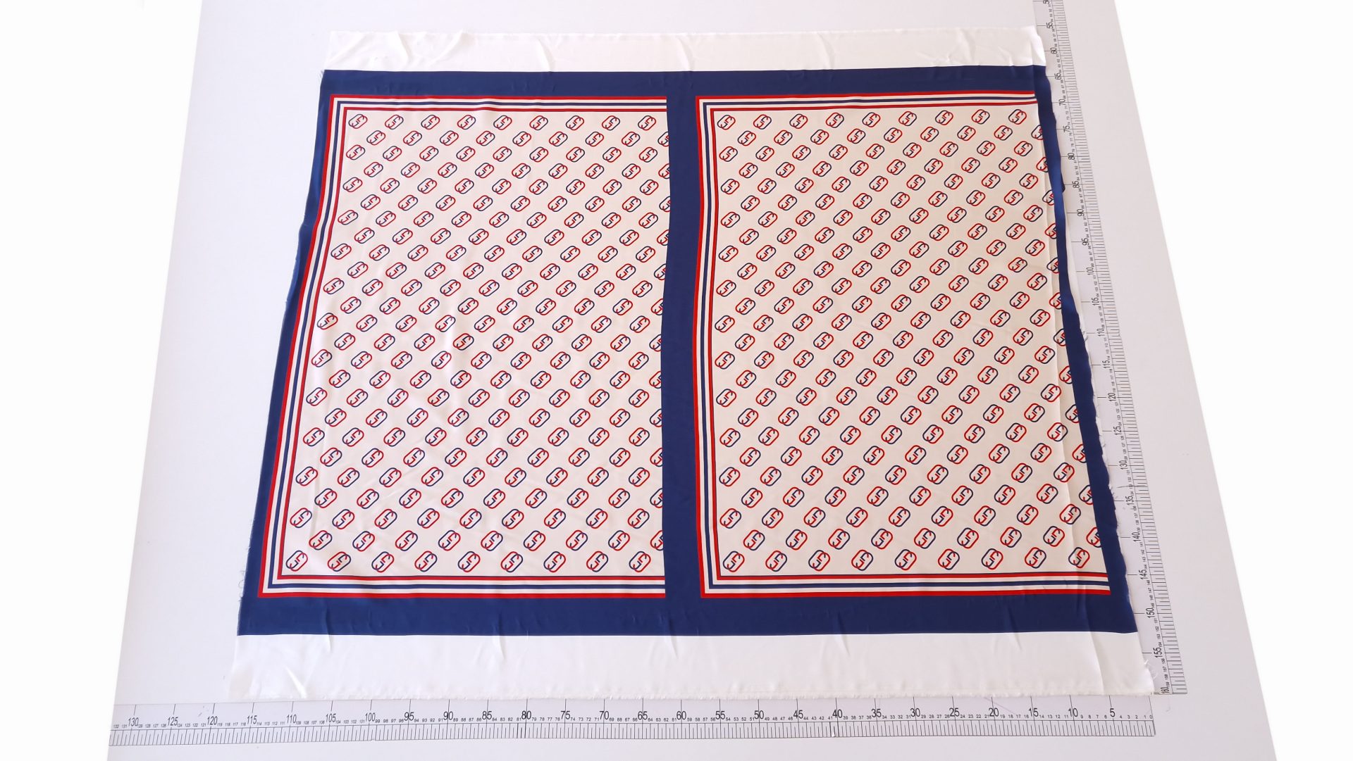 Twill din mătase naturală model imprimat monogramă roșu și bleumarin