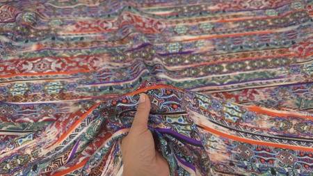 Twill imprimat cu motive paisley ridicat în mână în falduri moi cu cădere ușoară