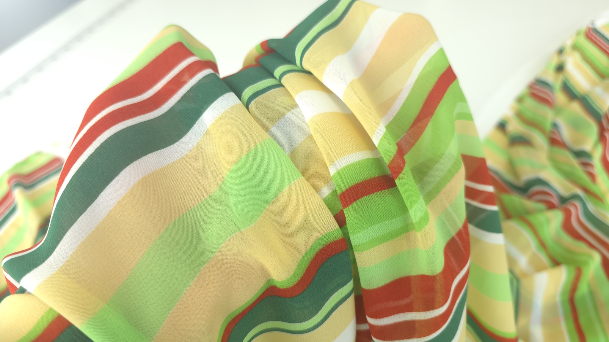 Voal chiffon imprimat cu dungi multicolor așezat în falduri ample
