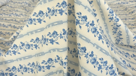 bumbac cu print floral și borduri grecești drapat cu falduri moi