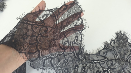 dantela neagra asezata peste piele pentru efect transparent