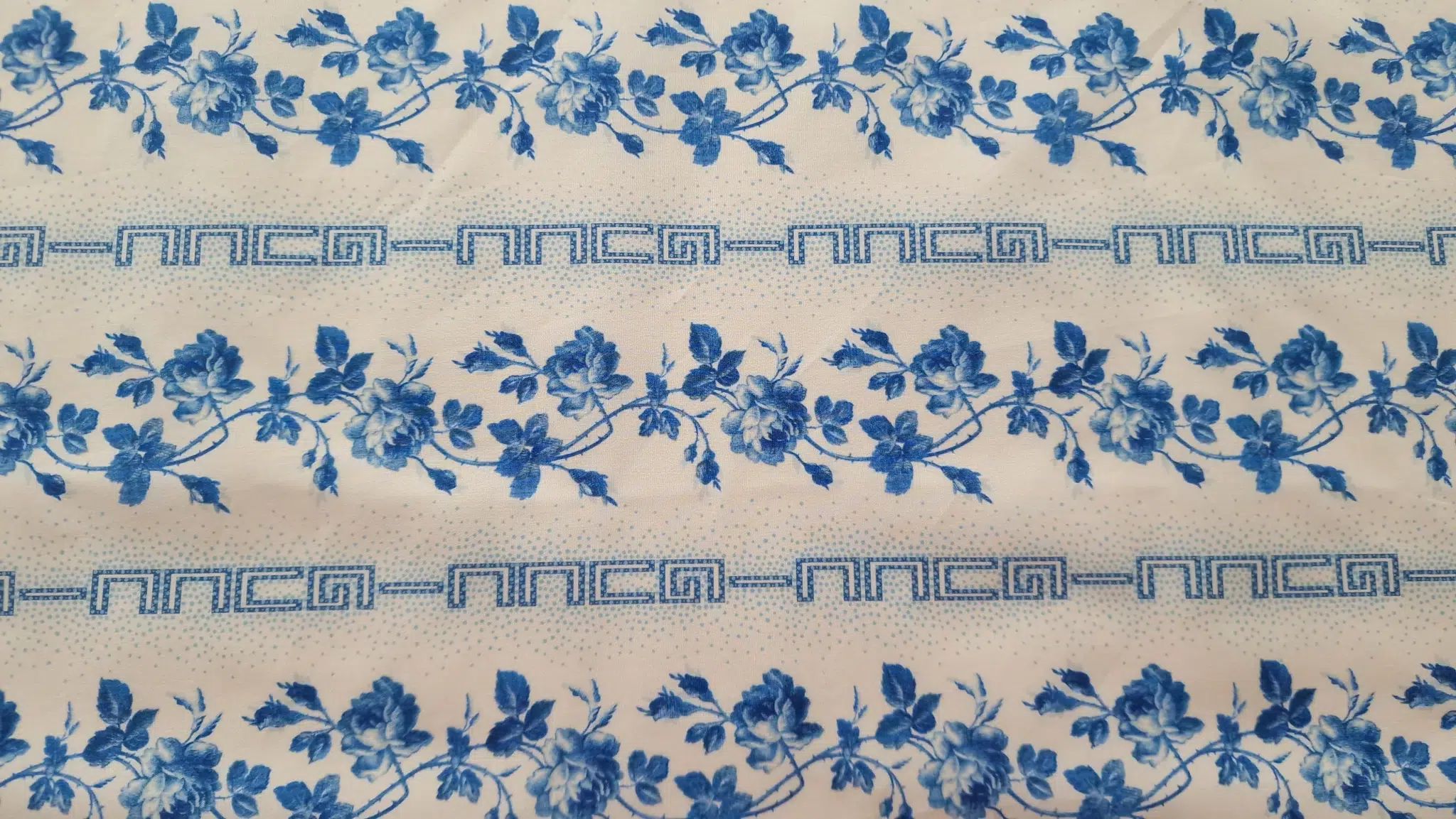 detaliu de textură netedă cu flori albastre și benzi decorative