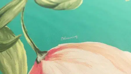 detaliu semnatura Blooming tiparita langa o floare piersica pe fond smarald
