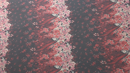 detaliu textura crepata cu flori mici rosii pe fond negru
