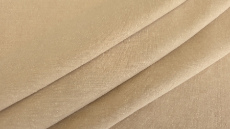 falduri diagonale paralele ale tesaturii din in nude deschis