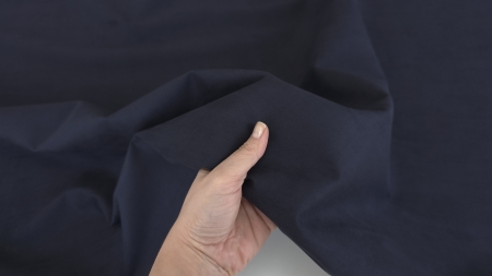 imitatie piele intoarsa bleumarin inchis tinuta in mana