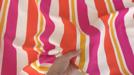 in cu dungi Candy Stripes la metru ținut în mână