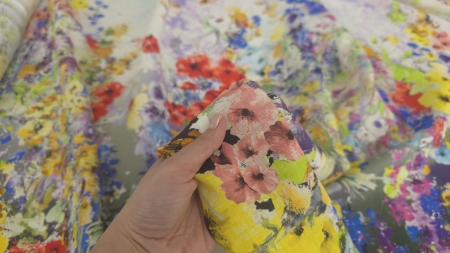in cu print floral acuarelă ținut în mână la metru