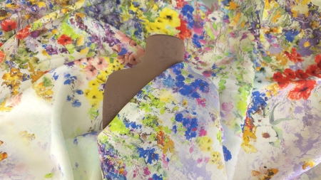 in italian cu print artistic multicolor drapat pe manechin cu falduri moi
