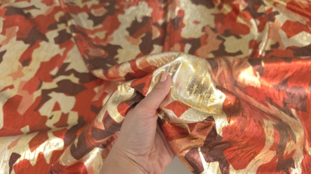 jacquard multicolor prins in mana pentru testarea suplinetei