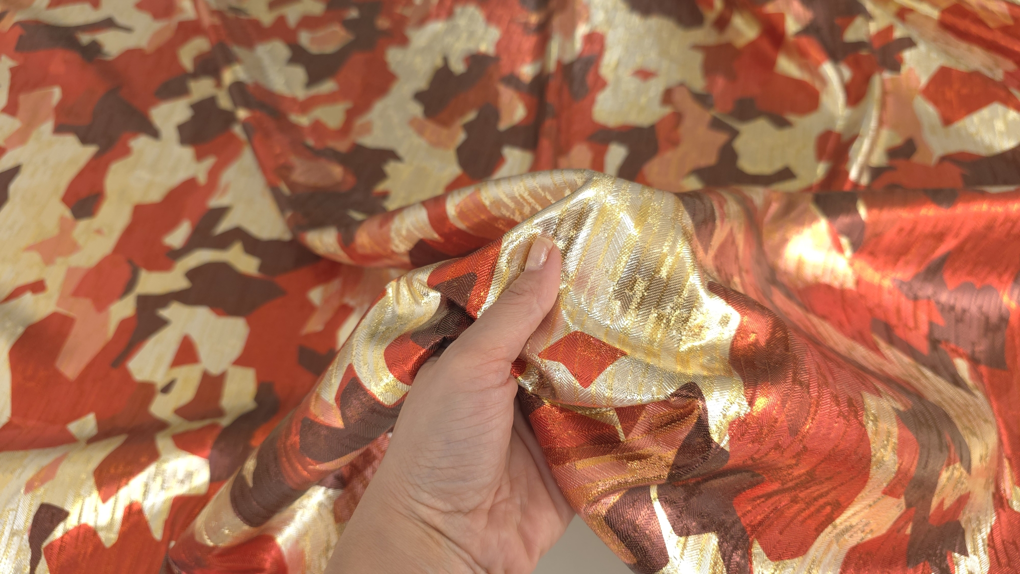 jacquard multicolor prins in mana pentru testarea suplinetei