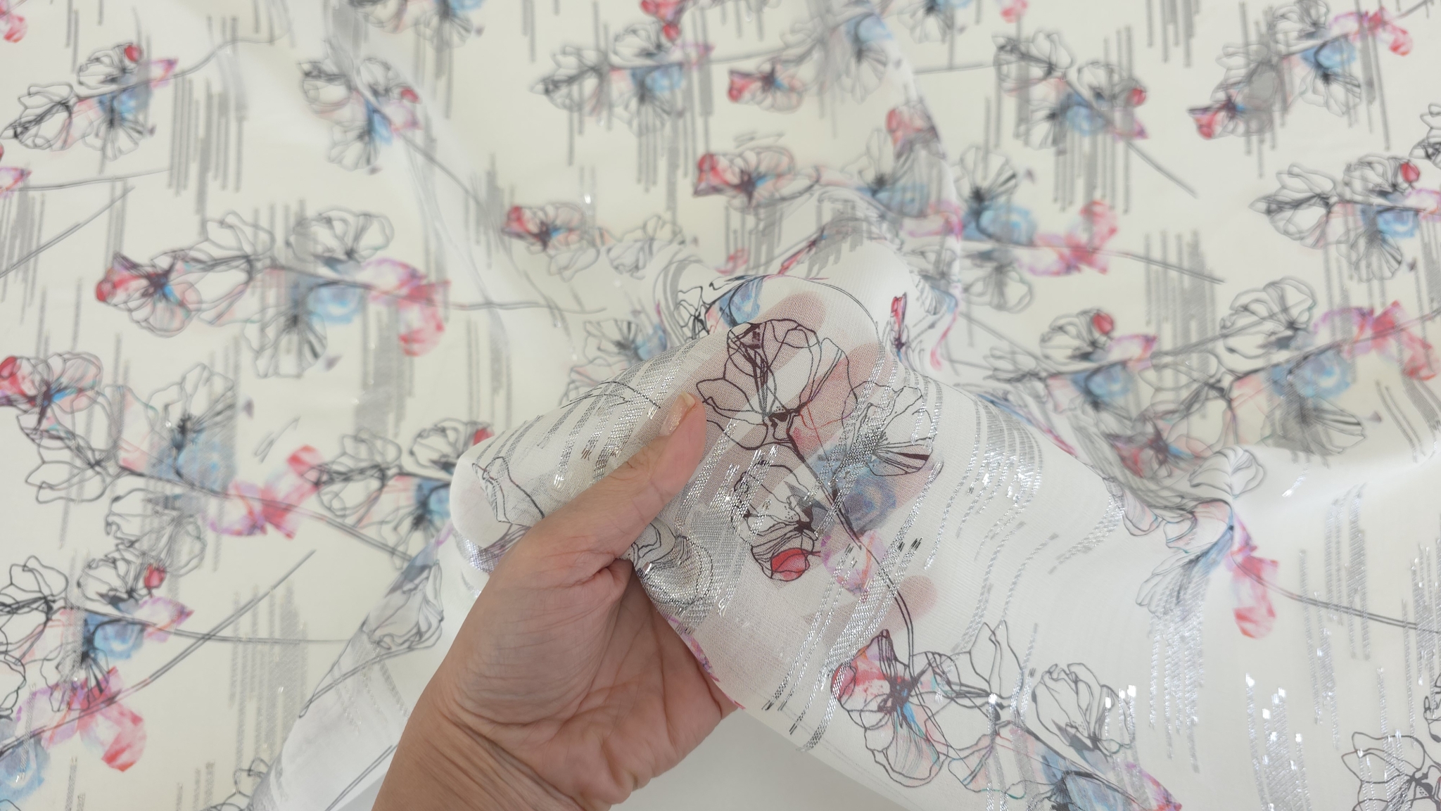 margine subtire transparenta prinsa in mana peste imprimeul floral