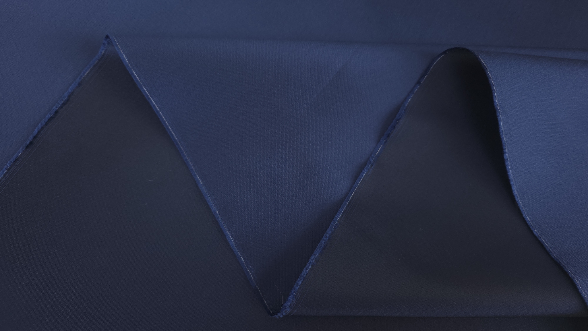 margine tesuta a materialului bluemarin, cu fir vizibil