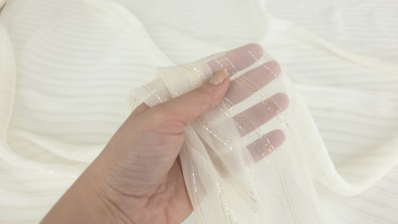 matase ivoire prinsa in mana cu transparenta delicata