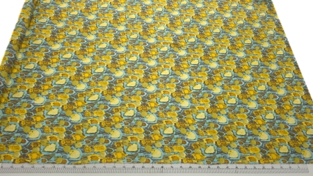 mătase mată cu print geometric organic întinsă pe masă cu rigla de măsurare vizibilă