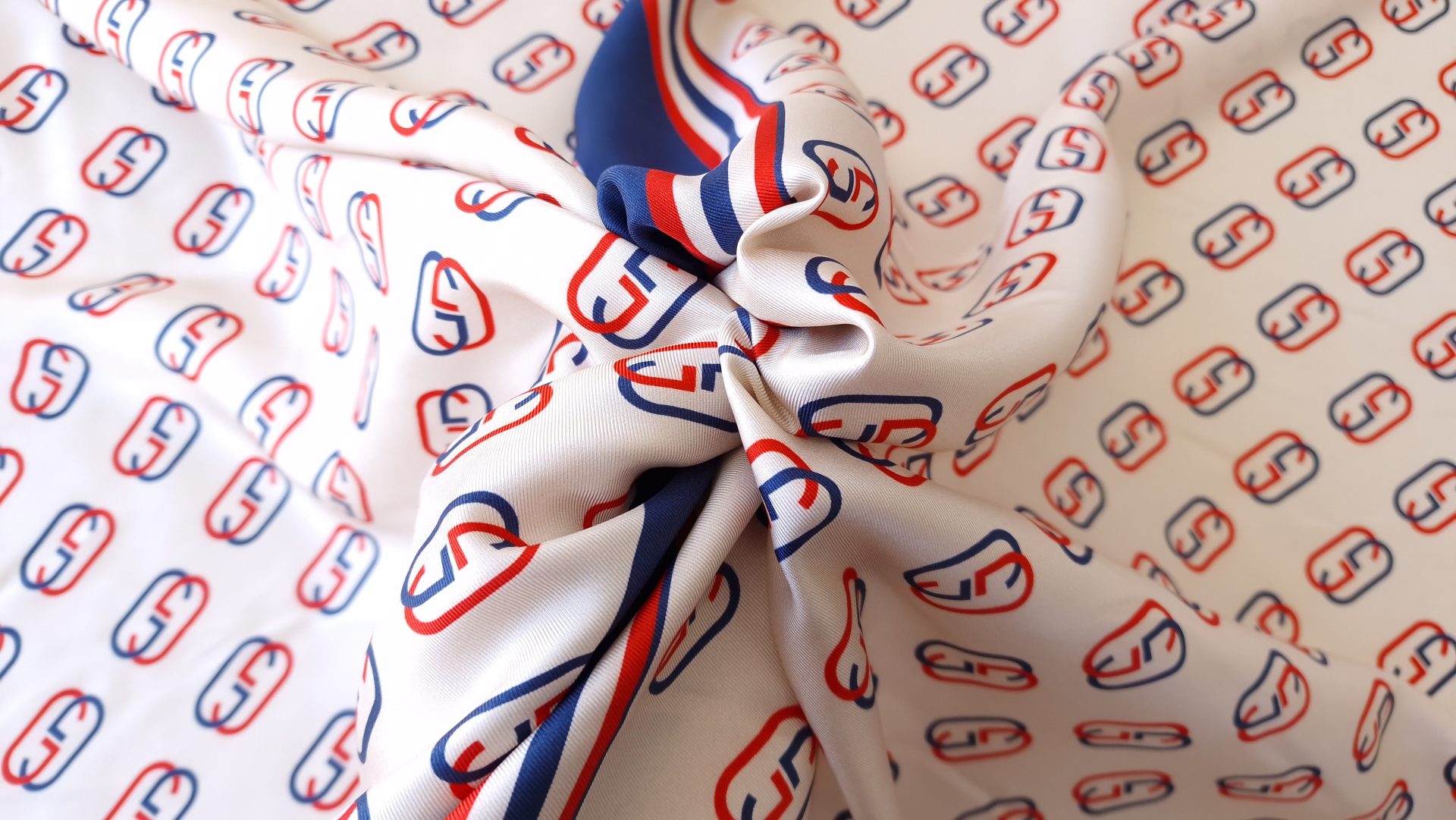 mătase naturală multicolor cu monogramă și nod textil răsucit