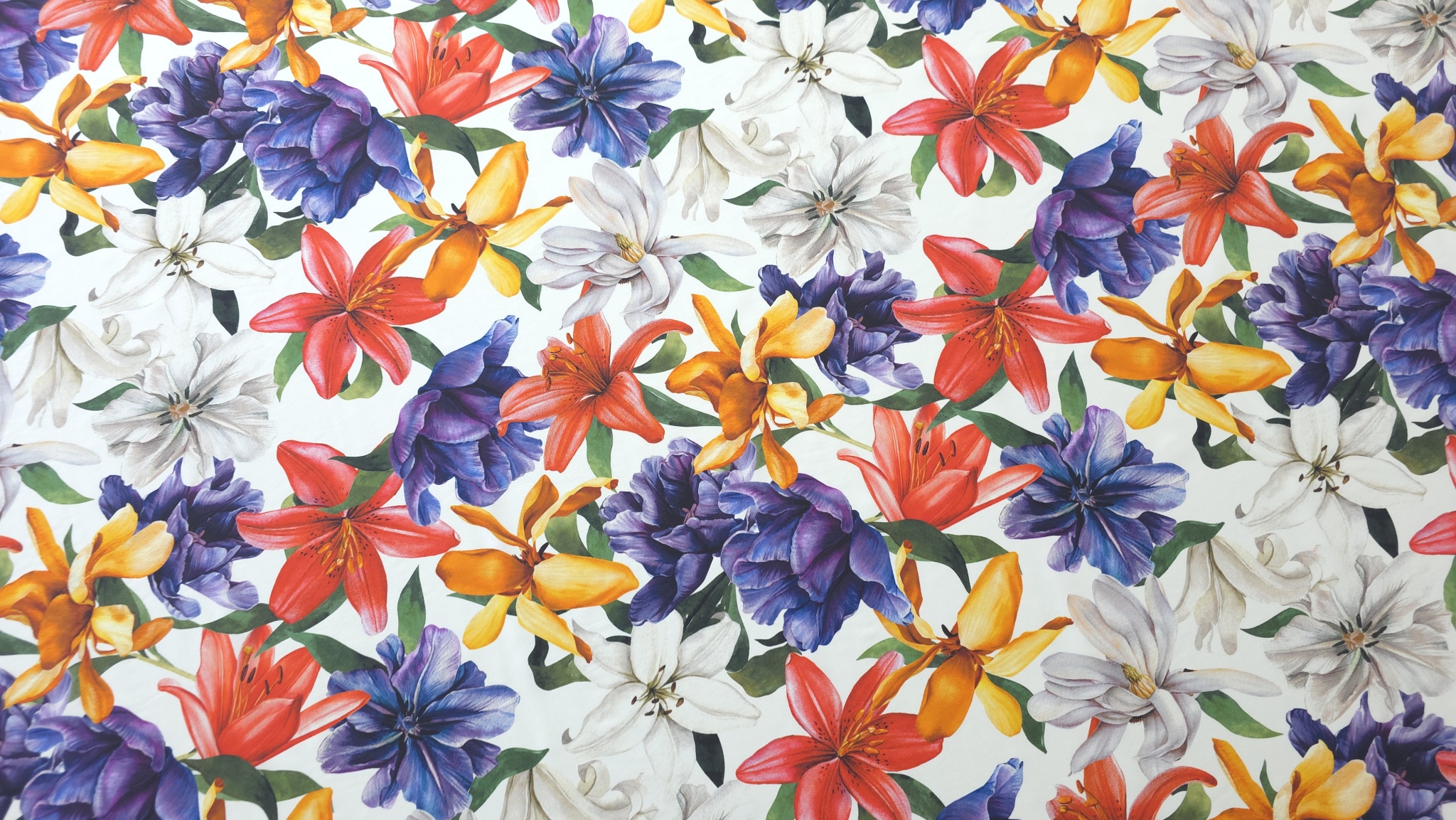 mătase satinată cu print floral multicolor cu lalele iriși și crini pe fundal alb