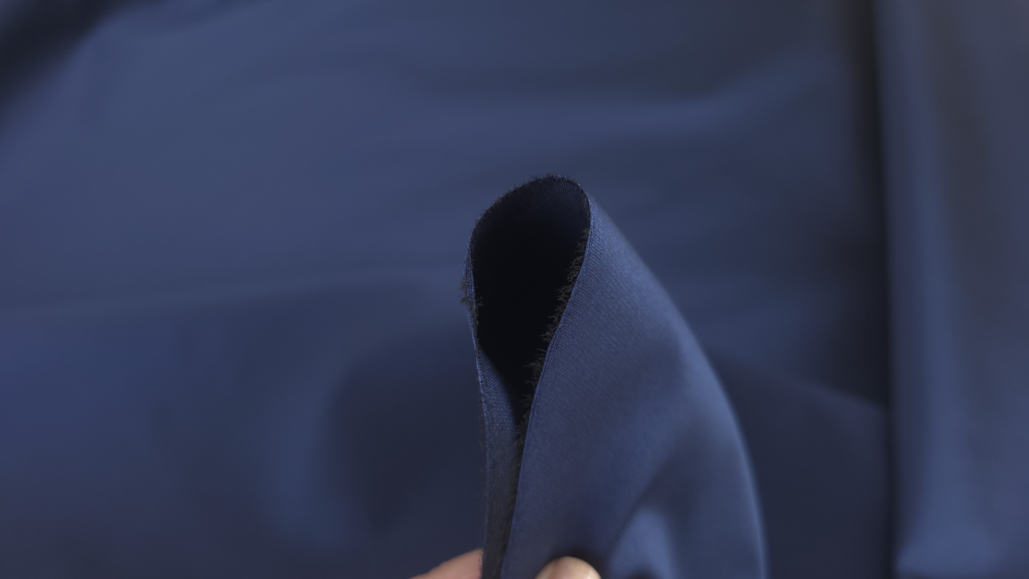 mikado bluemarin cu matase naturala, material prins intre degete